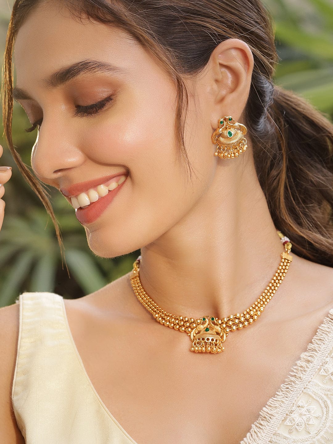 Light Weight Stone Necklace Designs In Gold With Price Stone