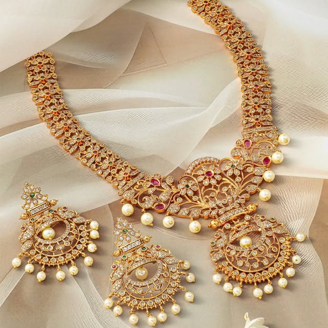 Warm Metals, Festive Hearts: Choosing the Right Necklace for Pre-Winter Celebrations