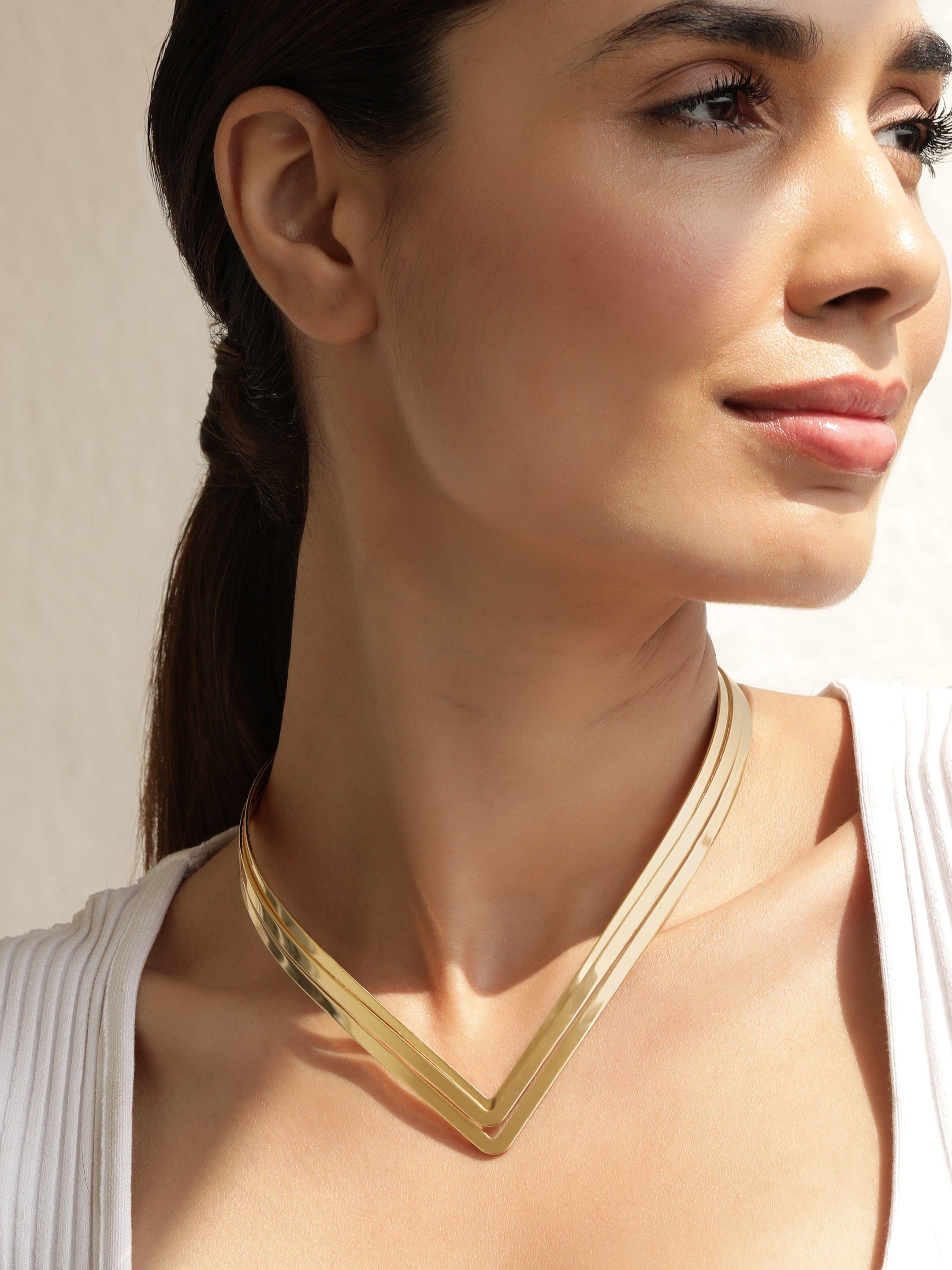 Festive Netted V-Shaped Necklace Set | Gold necklace set, Gold bridal  jewellery sets, Bridal gold jewellery designs