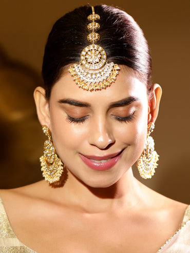 Vibrant White Cream Earring & Maangtikka Set Kundan
