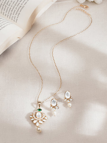 Moon Glow Kundan Pendant Set