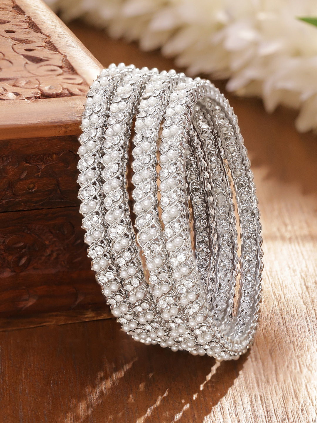 Rubans set of 4 Rhodium-Plated White Pearl & Cubic Zirconia Studded Bangles