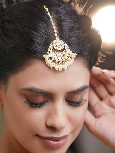 Soft Gleam of White Maang Tikka