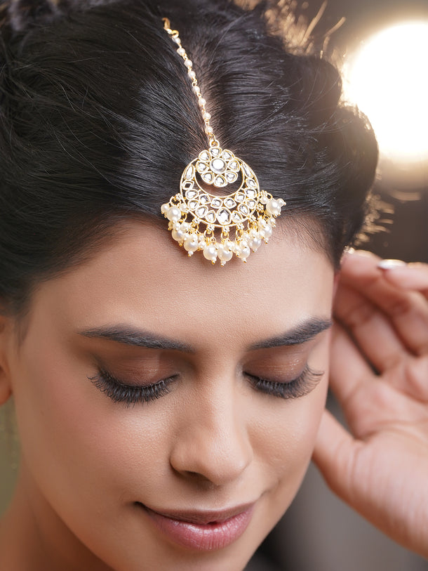 Soft Gleam of White Maang Tikka