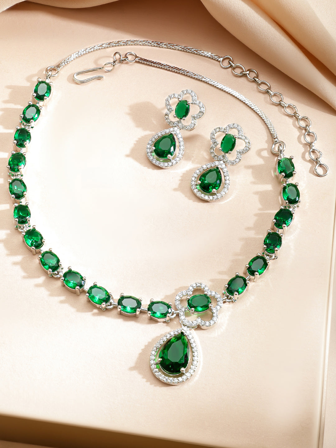 Lustrous Green Necklace Set