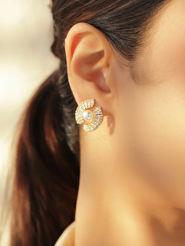 Stud Earrings With Crystals & Pearl