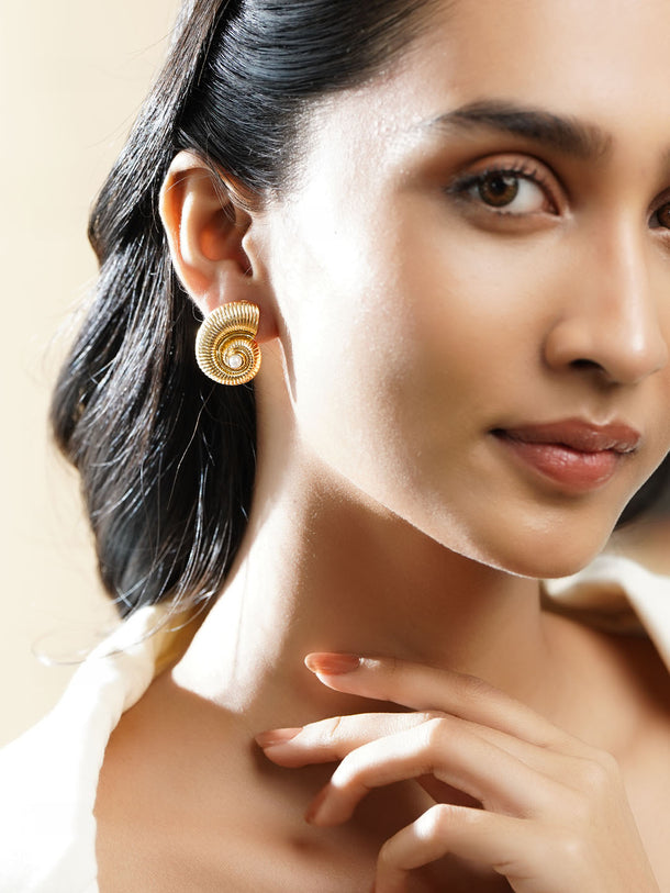 Shell Motif Pearl Stud Earrings