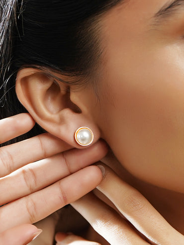 Minimal Pearl Glow Gold Studs