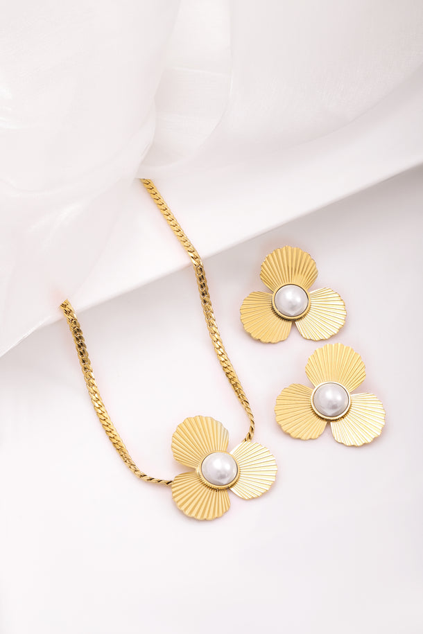 Glam Glow Pearl Floral Pendant Set