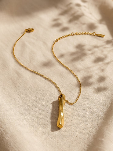 Demi Fine Golden Line Pendant Chain