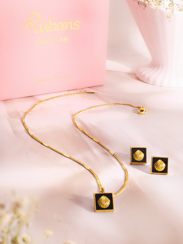 Demifine 18k Gold Plated Stainless Steel Shell Motif Black Pendant Set
