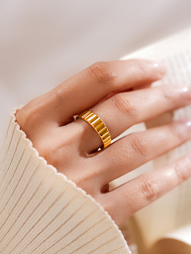 Demi Fine Rhythm Line Band Ring