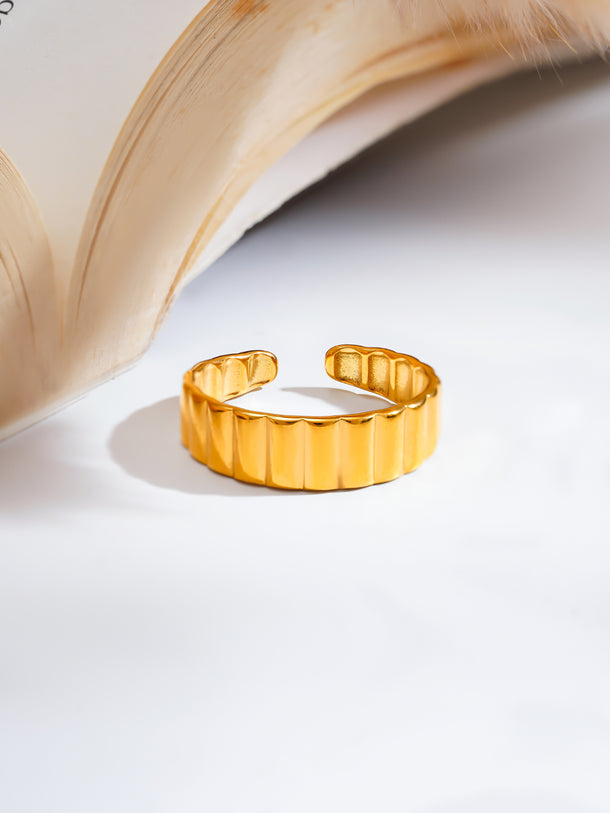 Demi Fine Rhythm Line Band Ring