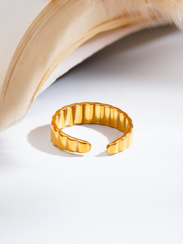 Demi Fine Rhythm Line Band Ring