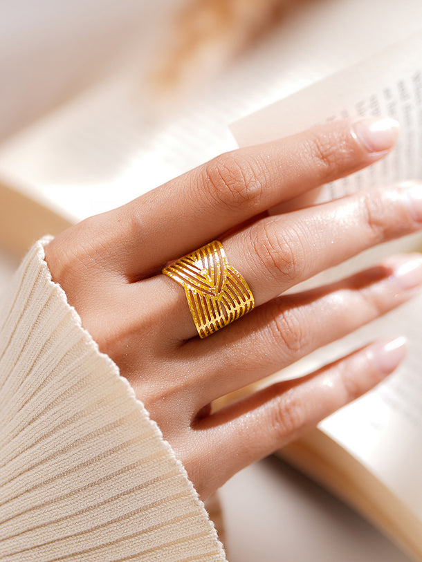 Demi Fine Luxe Curve Gold Ring