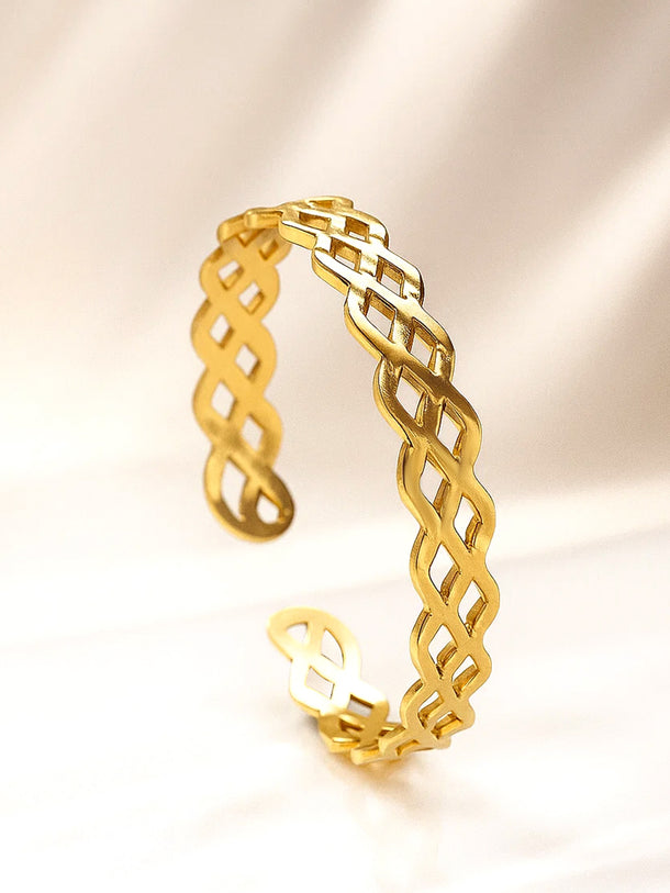 Intertwined pattern golden bracelet