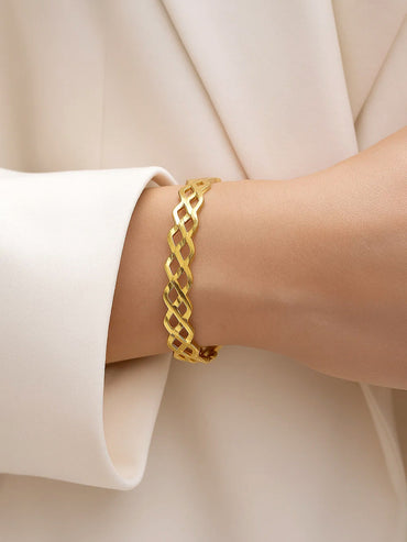 Intertwined pattern golden bracelet