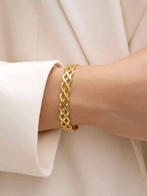 Intertwined pattern golden bracelet