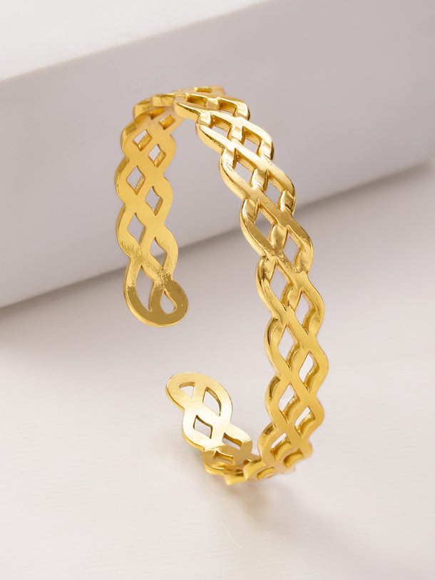 Intertwined pattern golden bracelet