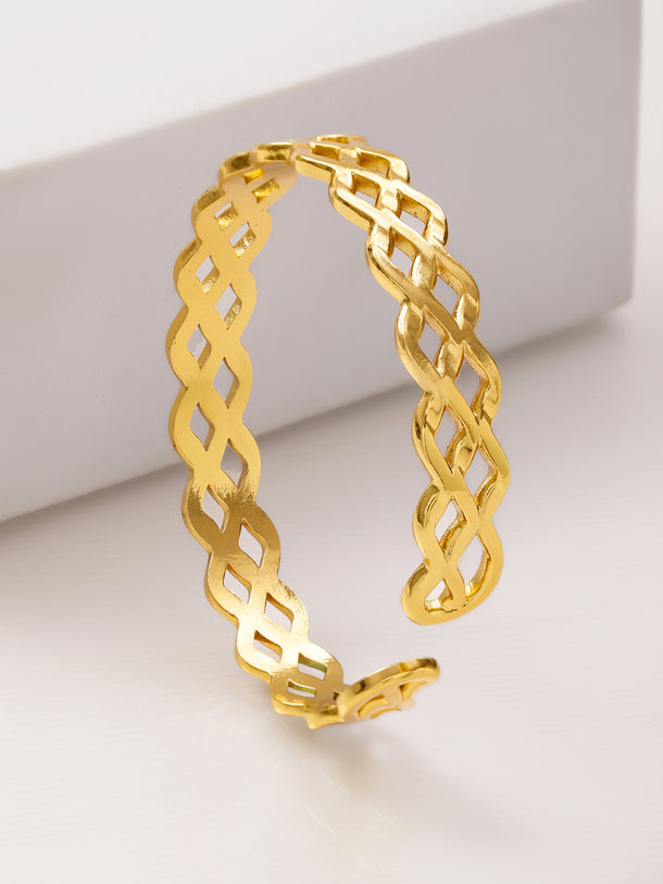 Intertwined pattern golden bracelet