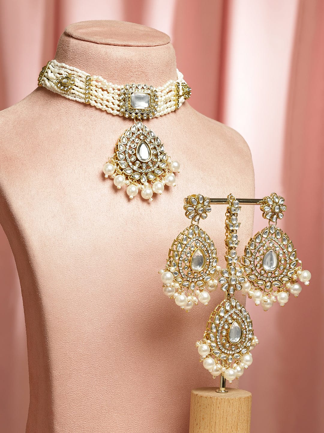Design of Divine Kundan Pearls Choker Set Jewellery Set