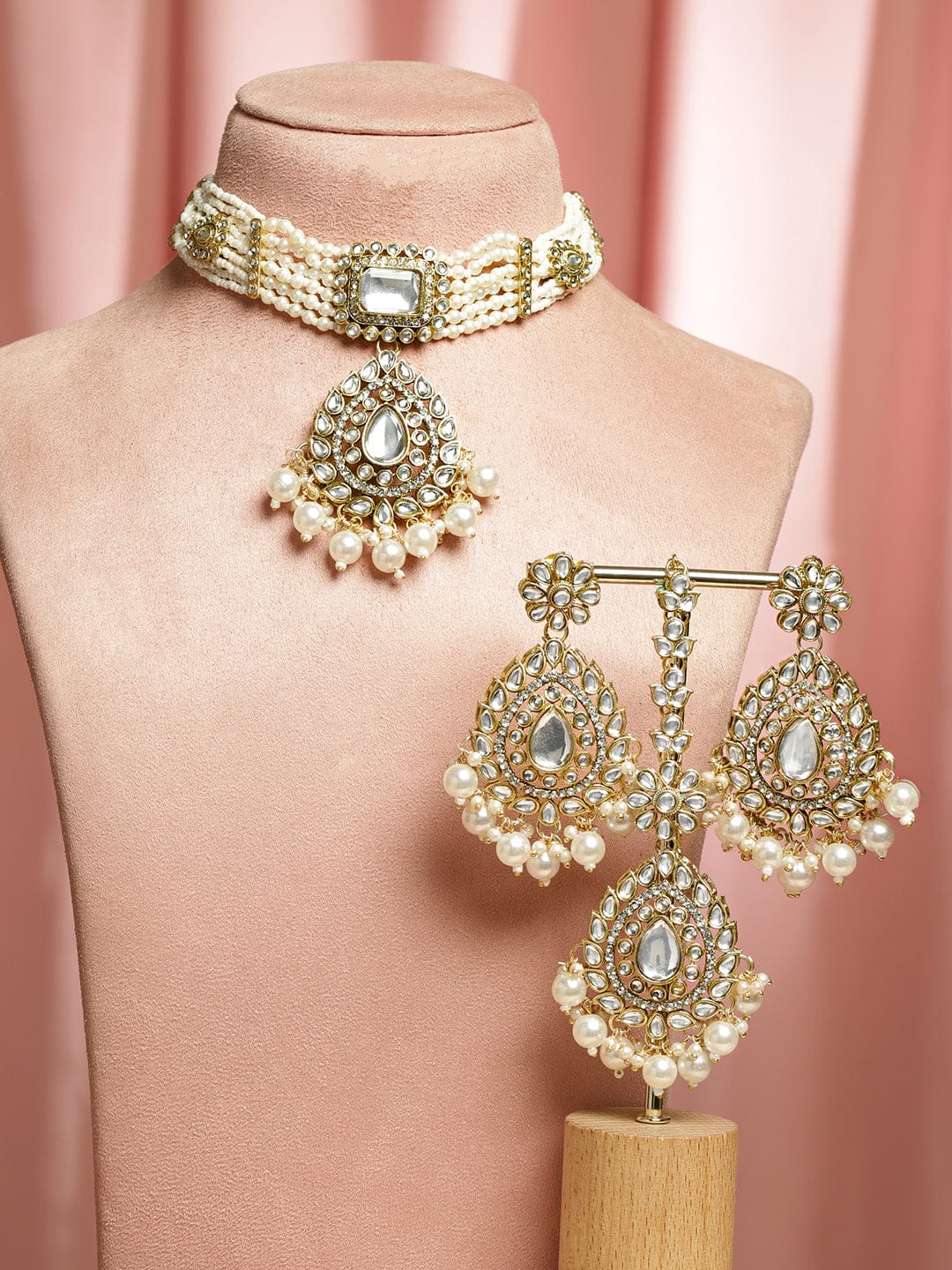 Design of Divine Kundan Pearls Choker Set Jewellery Set