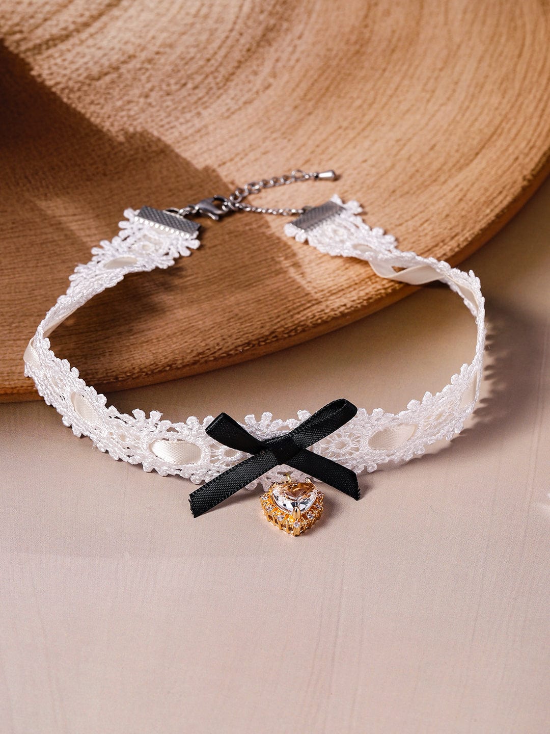 Gold-Plated Heart Pendant with White Lace Choker – Rubans