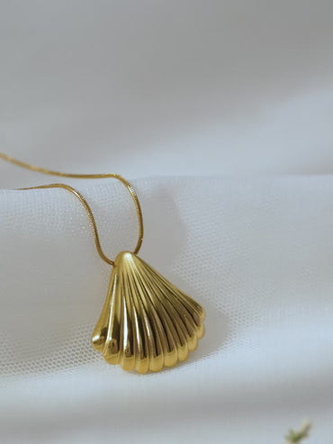 Demifine 18K Gold Plated Stainless steel Shell Pendant Snake Chain Necklace