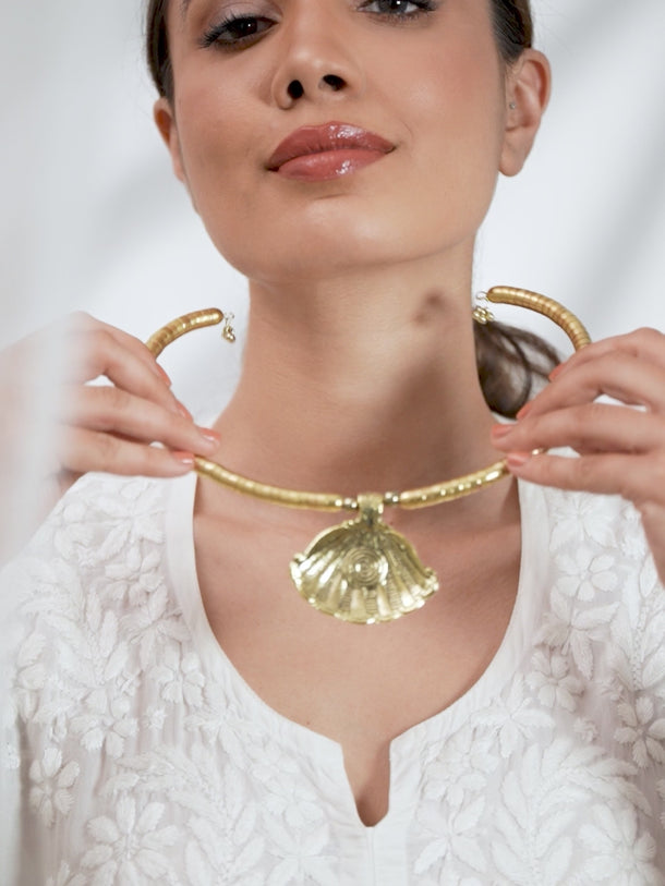 Ocean s Shell Flaunting Statement Necklace