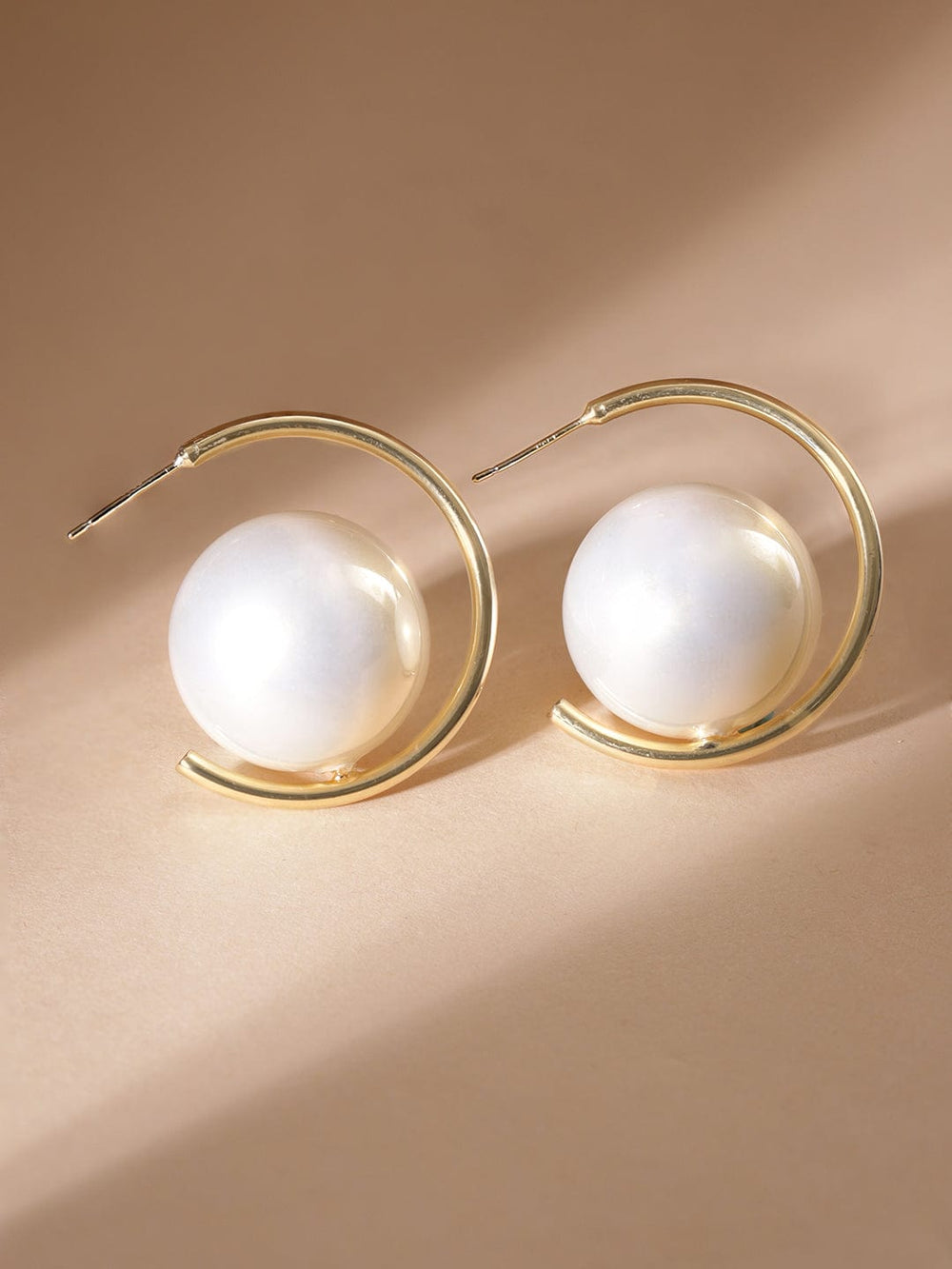 Rubans Voguish Pearlescent Elegance: Gold-Tone Hoop Earrings  Earrings
