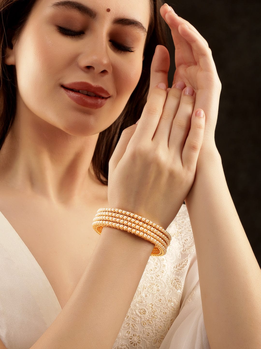 Gleaming Elegance: A Comprehensive Guide to 22K Gold Bangles插图5